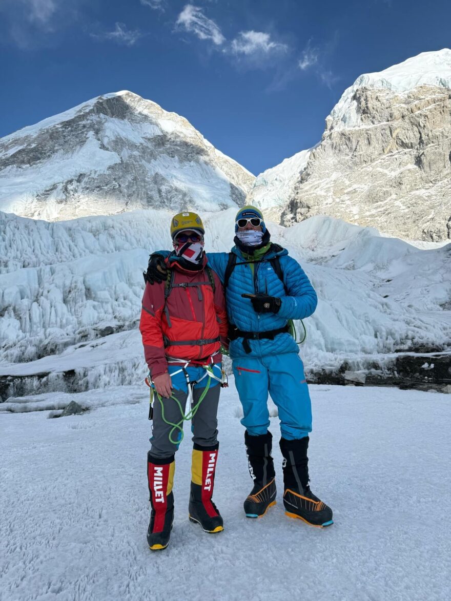 Česká dvojce Roman Kozelka a Milan Schagerer se chystá na vrcholový útok na Everest.