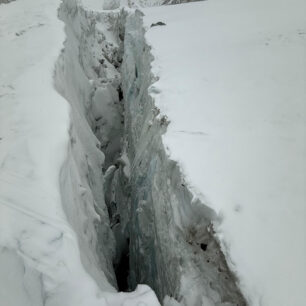 Trhliny se překonávají pomocí mostků z žebříků. Everest, Himálaj, Nepál.