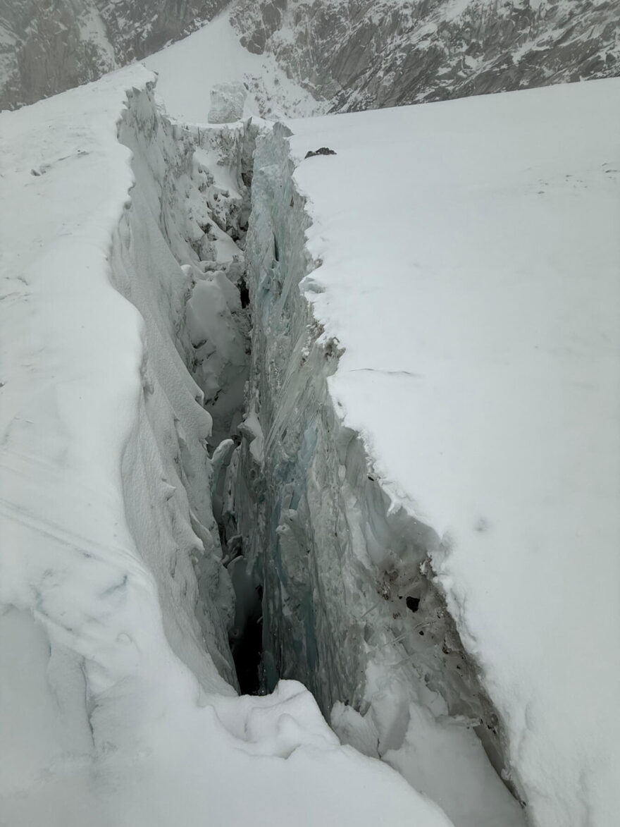 Trhliny se překonávají pomocí mostků z žebříků. Everest, Himálaj, Nepál.
