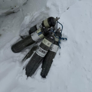 Na závěrečný výstup, tzv. summit push, jsou od agentur k dispozici kyslíkové lahve. Everest, Himálaj, Nepál