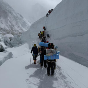 Asi desetimetrový vertikální žebřík v ledopádu Khumbu mezi EBC a C1. Everest, Himálaj, Nepál.