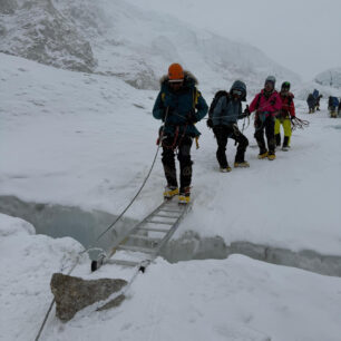 Trhliny se překonávají pomocí mostků z žebříků. Everest, Himálaj, Nepál.
