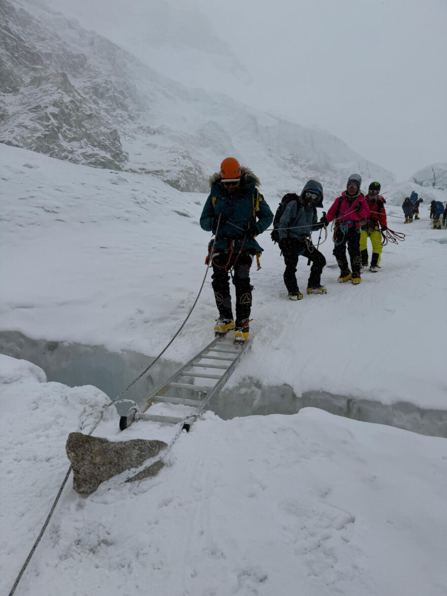 Trhliny se překonávají pomocí mostků z žebříků. Everest, Himálaj, Nepál.