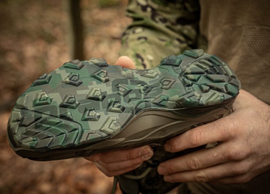 Podrážky NexX4™ přináší bezkonkurenční odolnost a extrémně nízkou hmotnost. Prabos Striker 2025