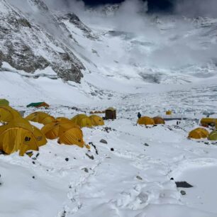 Při výstupu na Everest z nepálské strany jsou připraveny 4 výškové tábory.