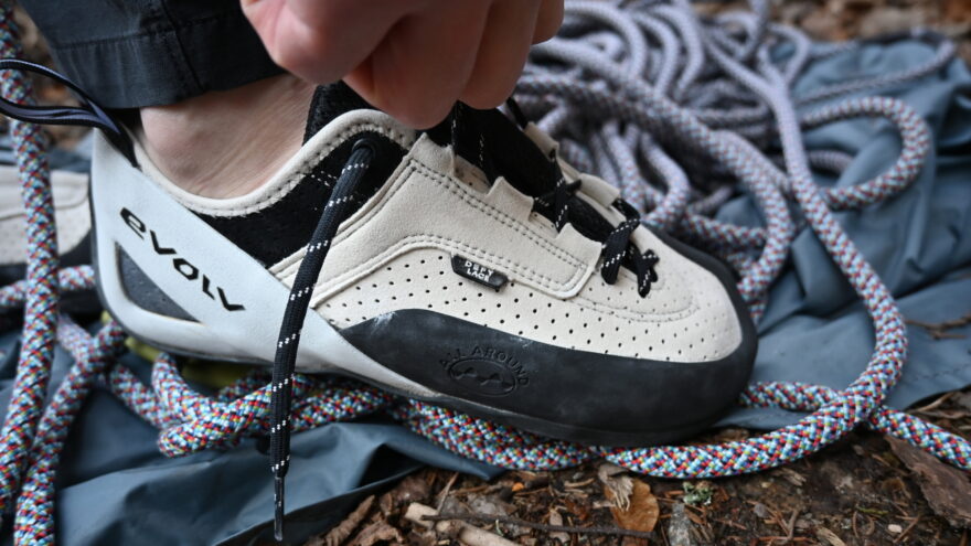 Detail poutek a dírek na tkaničky lezeček EVOLV DEFY LACE