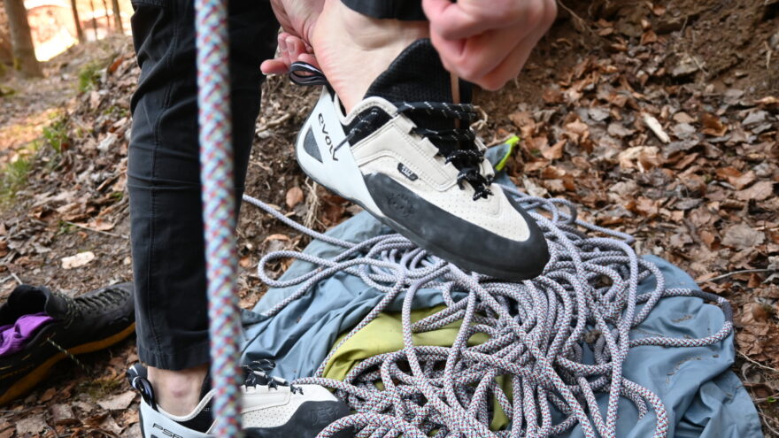 Rozdělený jazyk a dvě poutka usnadňují nazouvání lezeček EVOLV DEFY LACE i VELCRO se suchým zipem