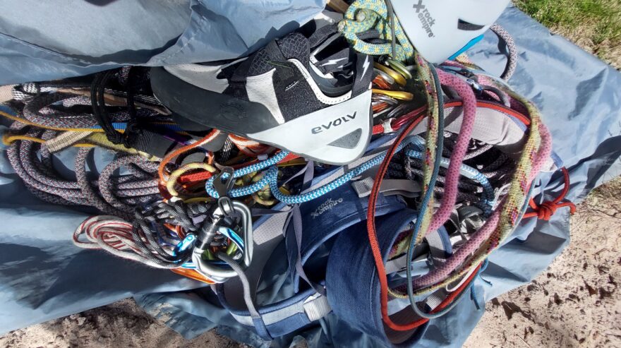 Stahování lezeček EVOLV DEFY VELCRO popruhem s dvojitým kladkováním