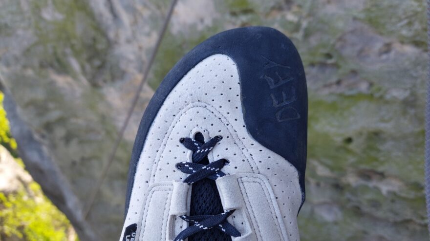 Stažené šněrování ve špičce, perforace svršku a detail pogumované špičky - EVOLV DEFY LACE