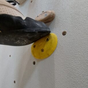 Testování na nejmenších stupech, které stěna nabízí - EVOLV DEFY LACE & VELCRO