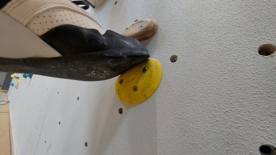 Testování na nejmenších stupech, které stěna nabízí - EVOLV DEFY LACE & VELCRO