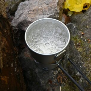 Vytvoření závětří pro vaření na malém vařiči TRANGIA MICRO je nutnost