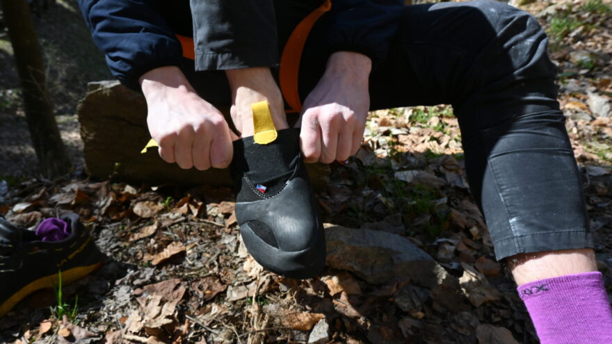 Po nazutí se noha ještě extra zafixuje páskem se suchým zipem - SALTIC ENIGMA BLACK