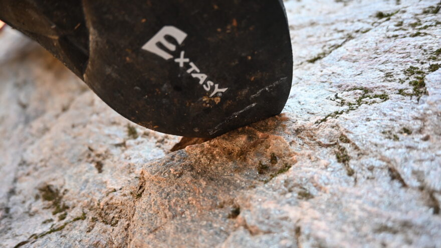 Stání na malých stupech a testování na krkonošské žule - SALTIC ENIGMA BLACK