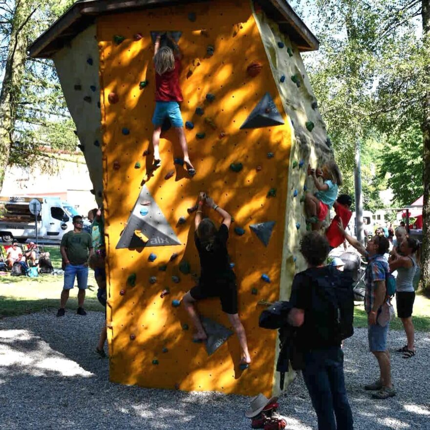 V parku čeká bohatý doprovodný program plný soutěží, workshopů a boulderových závodů. Mezinárodní horolezecký filmový festival v Teplicích nad Metují