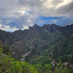 Tenerife není jen černý písek a měsíční krajina, ale i krásné zelené kopečky