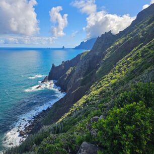 Divoké útesy a rozbouřený oceán na Tenerife
