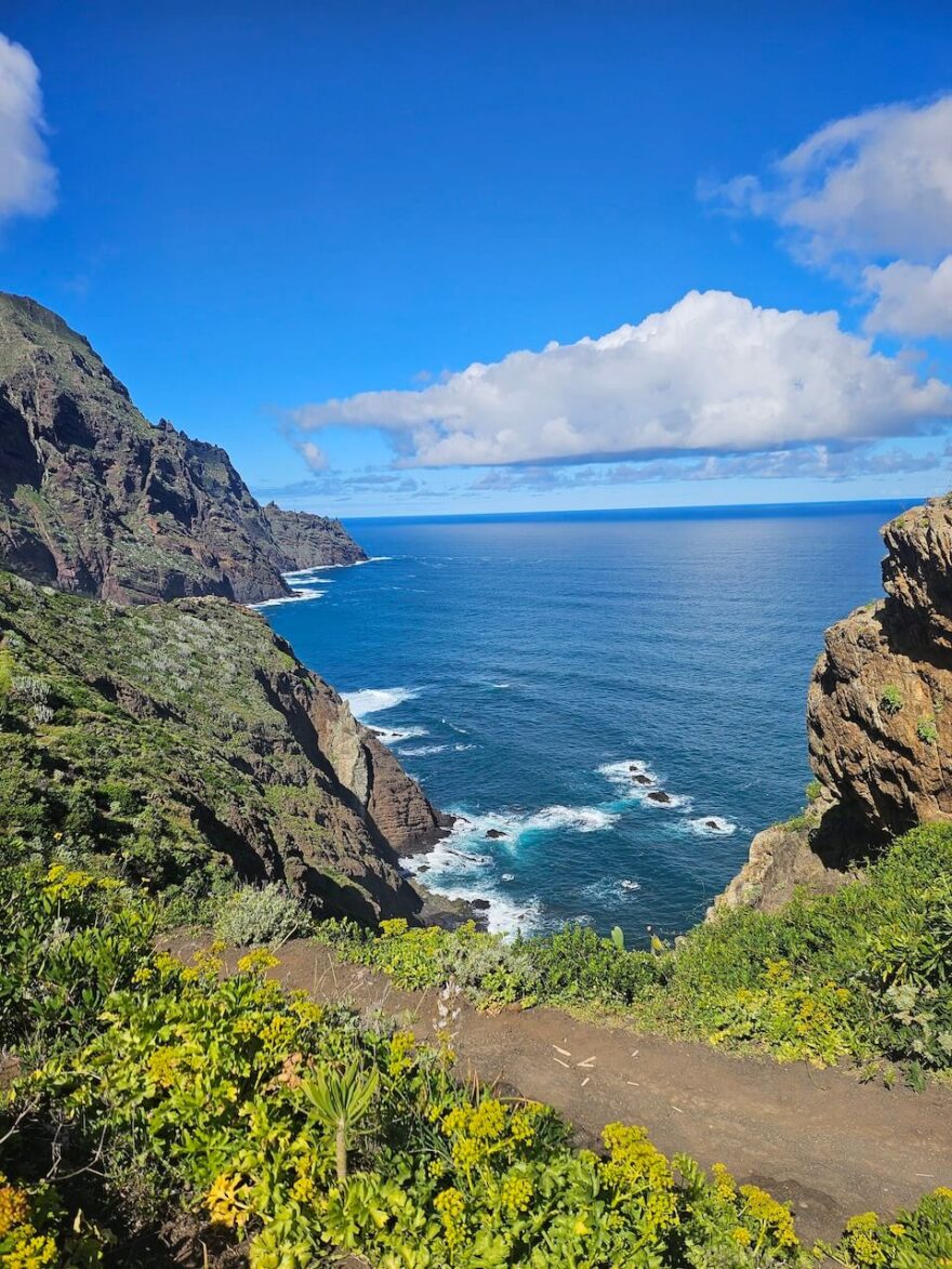 Divoké útesy a rozbouřený oceán na Tenerife