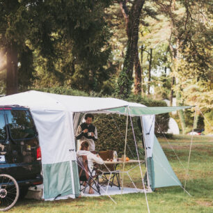 Se zvětšením obytného prostoru v přeháňkách může pomoct i markýza nebo šikovně přichycený tarp