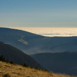 Podzimní inverze dává člověku pocit, že jako pták letí nad mraky.