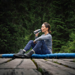 Nafukovací karimatka YATE Brody váží pouhých 500 g a díky tepelnému odporu 4,5 ji využiješ po celý rok.