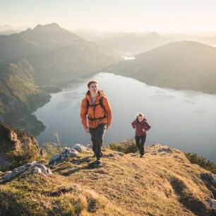 Nad jezerezem Attersee je spoustu turistických tras