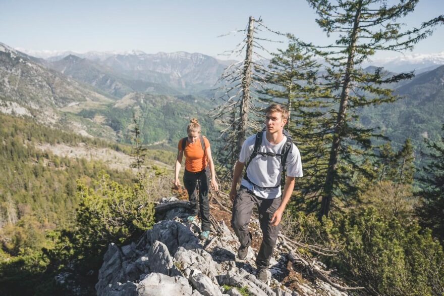 Nad jezerezem Attersee je spoustu turistických tras