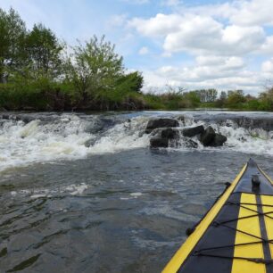 Typický příklad místa, které je 100 metrů dopředu ohlášeno cedulí Prog či Bystrze. Foto je z řeky Liswarta.