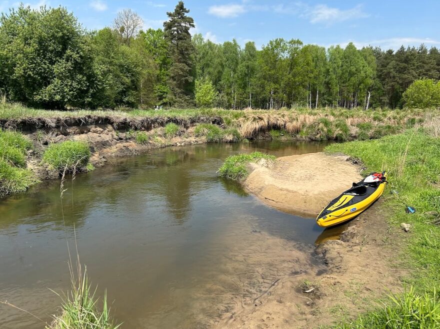 Písečných pláží vhodných k občerstvení a odpočinu bývá na každé řece habaděj. Zde jedna na řece Ruda.