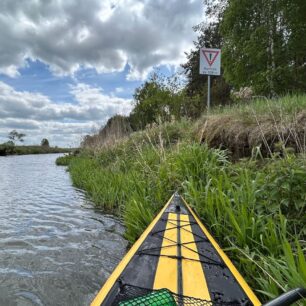 Blíží se další peřej. Máme 100 metrů na přípravu. Foto je z řeky Liswarta.
