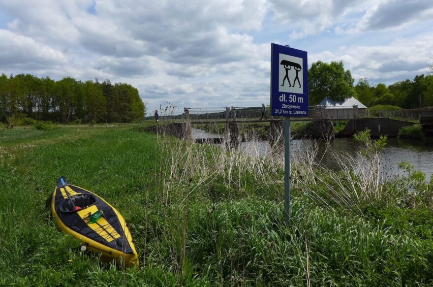 Na cedulích označujících přenášení je vždy uvedena i délka přenášky. Fotografie je z řeky Liswarta.