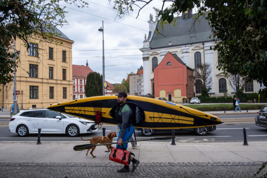 Vratislav - přenášení kajaků centrem města nebylo dlouhé.