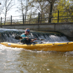 Bouzíno sjíždí menší jez na řece Olavě kousek před Vratislaví. Sjeli jsme si i druhý, který byl o něco vyšší.