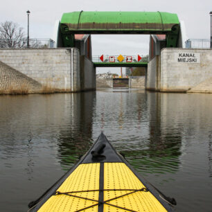 Těmito protipovodňovými vraty začíná kanál Miejski obtékající Vratislav.