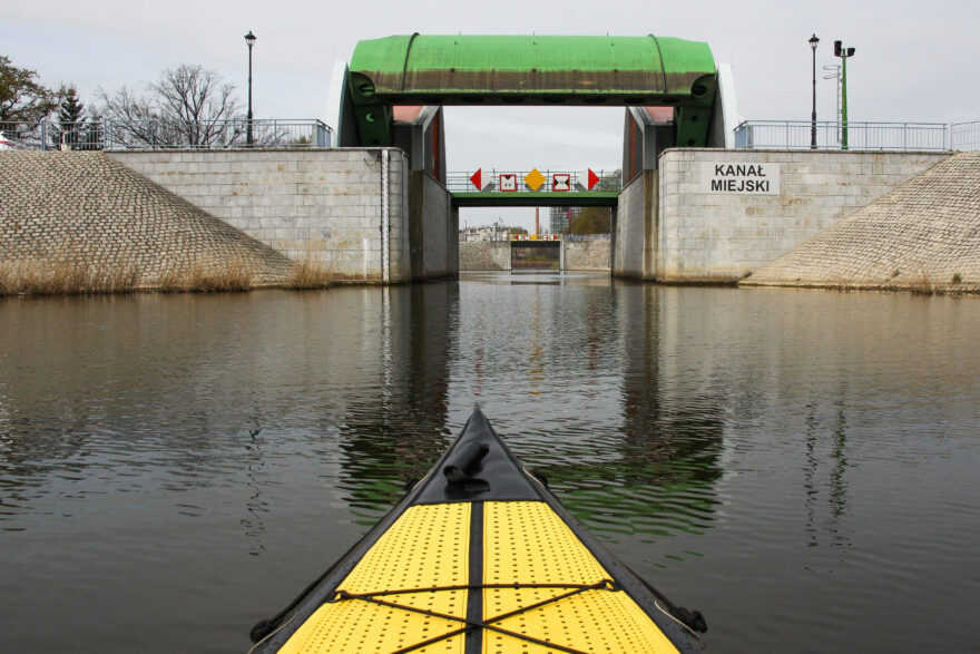 Těmito protipovodňovými vraty začíná kanál Miejski obtékající Vratislav.