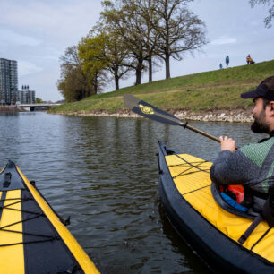 Vratislav - val vpravo odděluje kanál Miejski od koryta Odry.