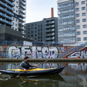 Po levé straně nás na kanálu Miejski skoro celou cestu doprovázela moderní zástavba a nekonečné graffiti.