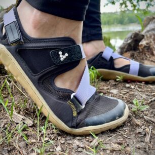 Místo namáhání bot Vivobarefoot Tracker Sandal.