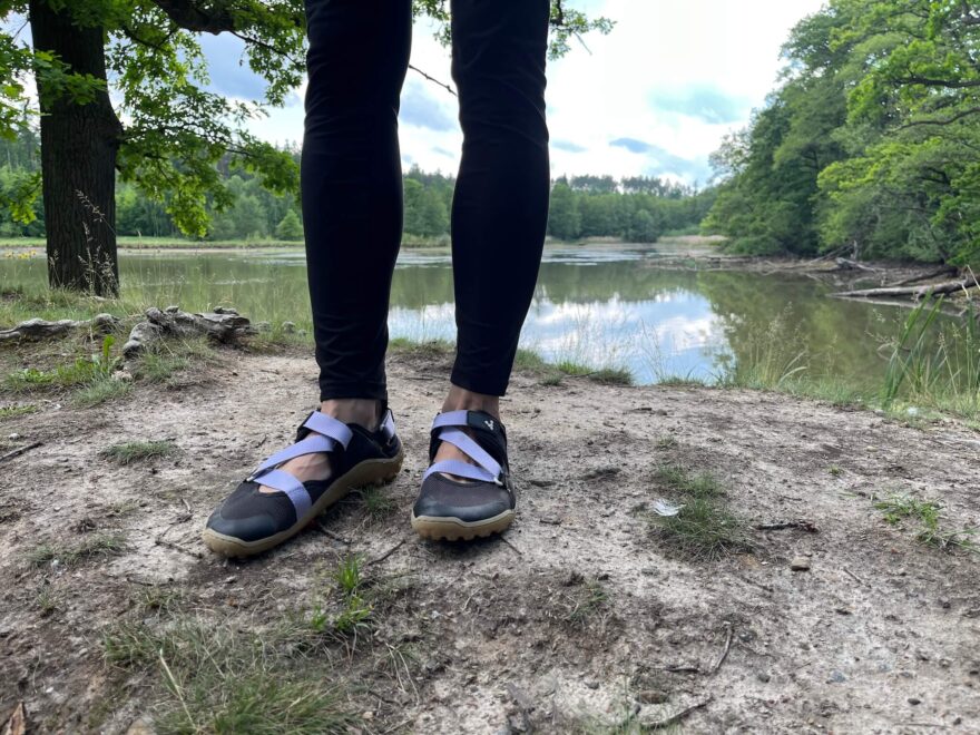 Vivobarefoot Tracker Sandal – v přírodě jako doma.