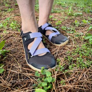 Vivobarefoot Tracker Sandal se hodí na použití na všech typech povrchu.
