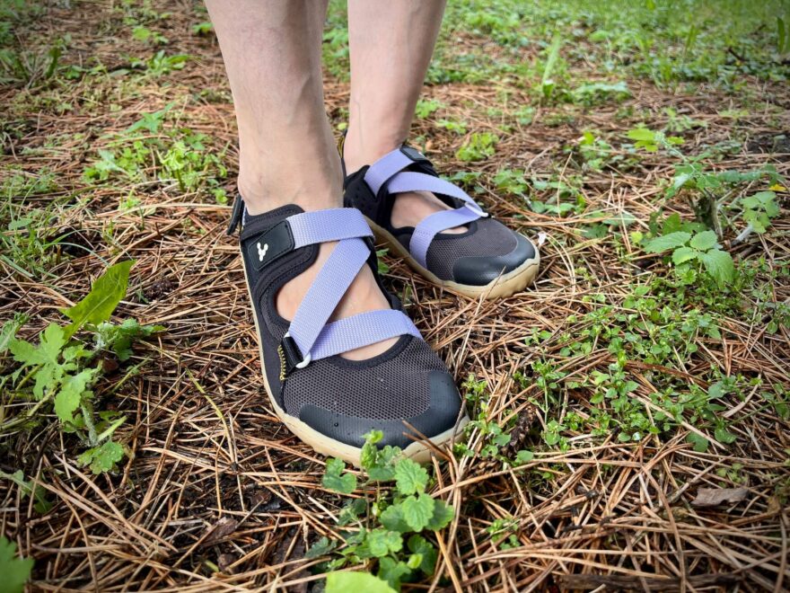 Vivobarefoot Tracker Sandal se hodí na použití na všech typech povrchu.