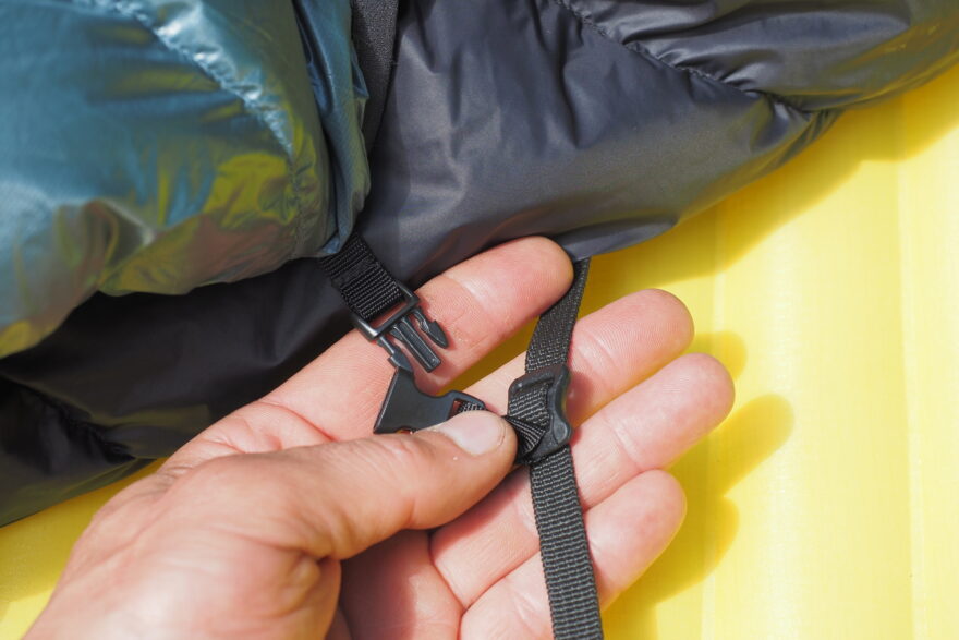 Detail přezky, která umožňuje rozepnout quilt na spodní straně - WARMPEACE SCALE QUILT 215