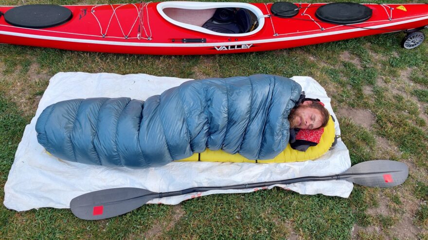 Obecně nemají quilty kapuci a tak je nutné při chladných nocích doplnit vybavení i o čepici nebo mikinu - WARMPEACE SCALE QUILT