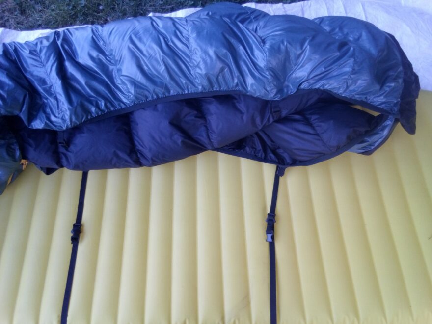 Odepnutím ze strany je možné pohodlně do WARMPEACE SCALE QUILT 215 vlézt