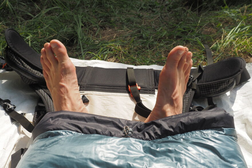 Otevřením na spodní straně je možné odvětrat chodidla - WARMPEACE SCALE QUILT 215