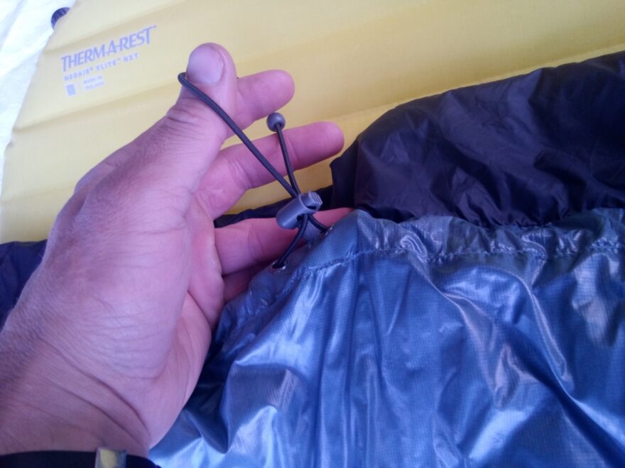 Pružná šňůrka pro utažení kolem krku - WARMPEACE SCALE QUILT 215