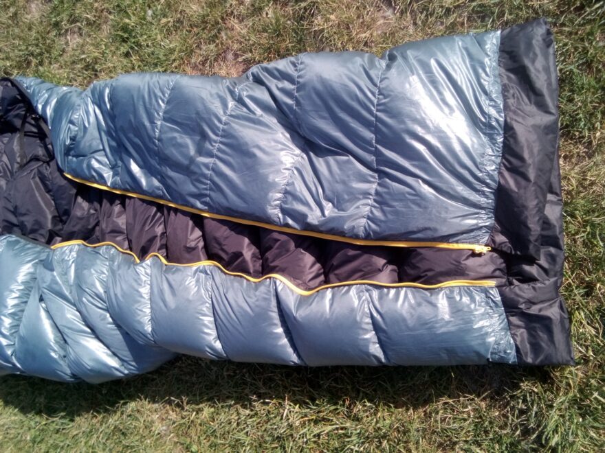 Sepnutím krátkého zipu na spodní straně vytvoříme footbox - WARMPEACE SCALE QUILT 215