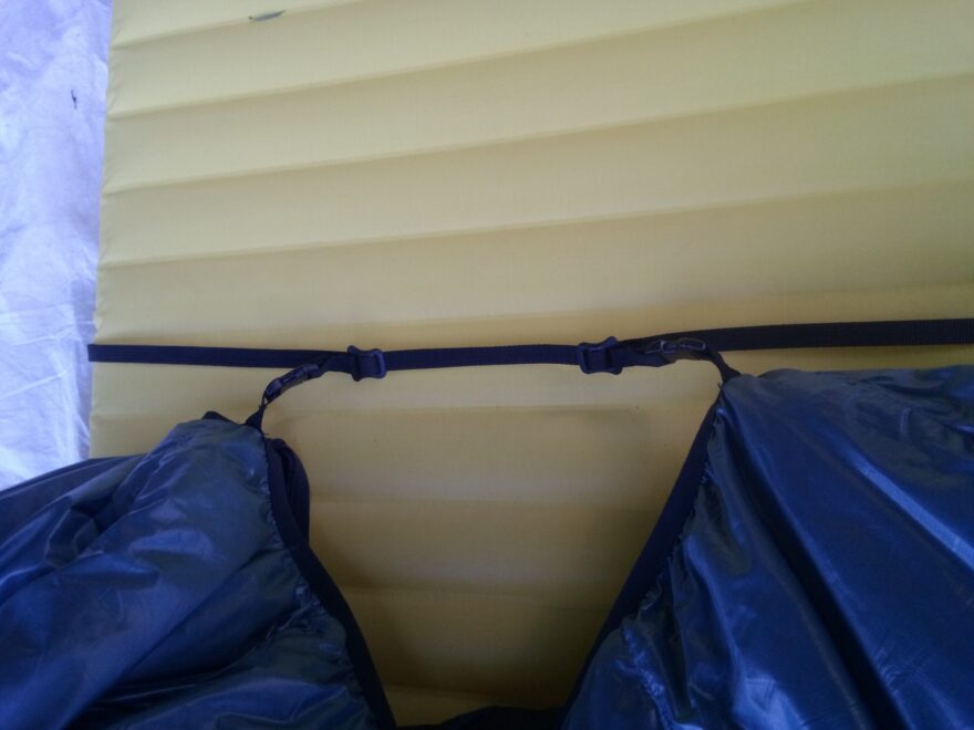 Tkanice s posuvnými přezkami pro upevnění na karimatku - WARMPEACE SCALE QUILT 215