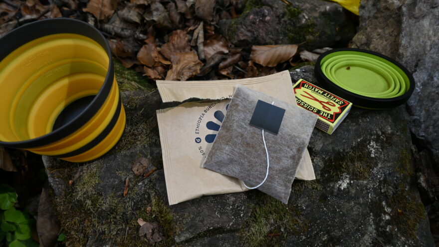 Uvnitř balení se skrývá mletá káva v sáčku se šňůrkou - DOUBLESHOT FLIRT