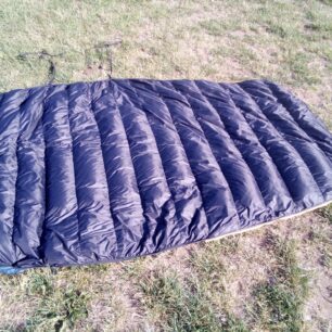 Za horkých nocí lze použít jako běžnou přikrývku - WARMPEACE SCALE QUILT 215